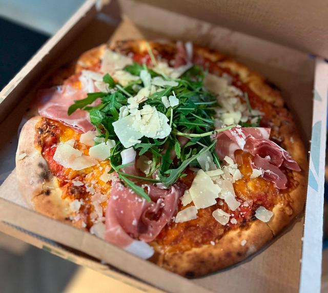 Italiensk pizza som takeaway fra Café de Flore i VestsjællandsCentret.