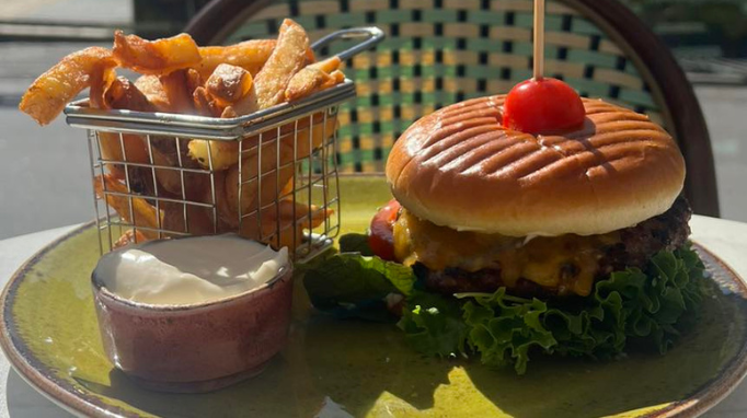 Lækker og velsmagende burger og pommesfrits fra Café de Flore 