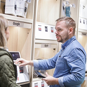 medarbejder der guider og vejleder kunde i et produkt