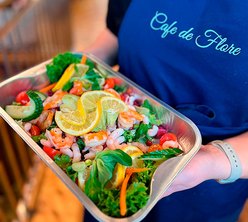 Lækker rejsesalat som takeaway fra Café de Flore i VestsjællandsCentret i Slagelse.